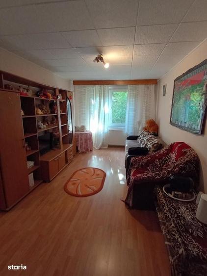 Apartament cu 3 camere semidecomandat în Păcii