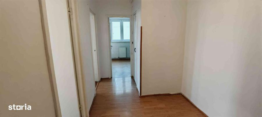 Apartament cu 3 camere decomandat în Calea București