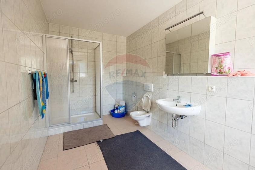 Spațiu comercial, de 2,400 mp, în Central