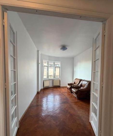 Apartament cu 3 camere semidecomandat, mobilat în Victoriei
