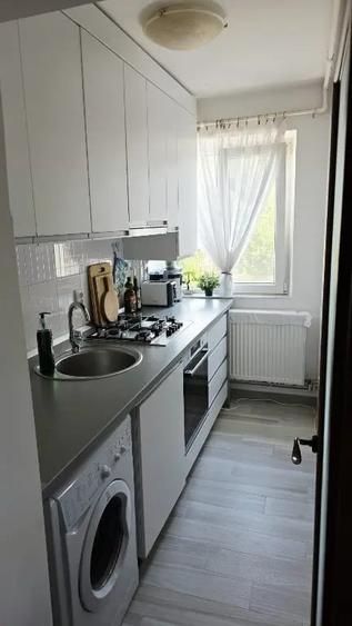 Apartament cu 3 camere semidecomandat în Central