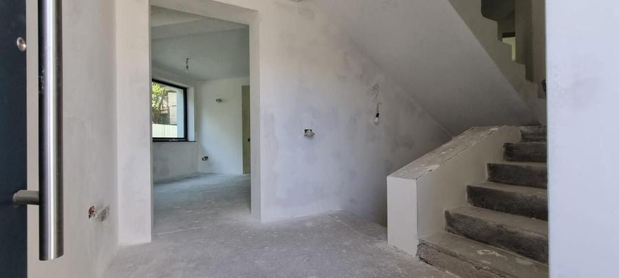 Casă individuală cu 7 camere cu Canalizare în Drumul Taberei