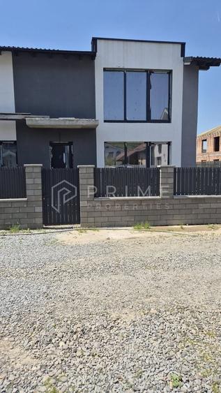Duplex cu 4 camere cu Canalizare în Livezeni
