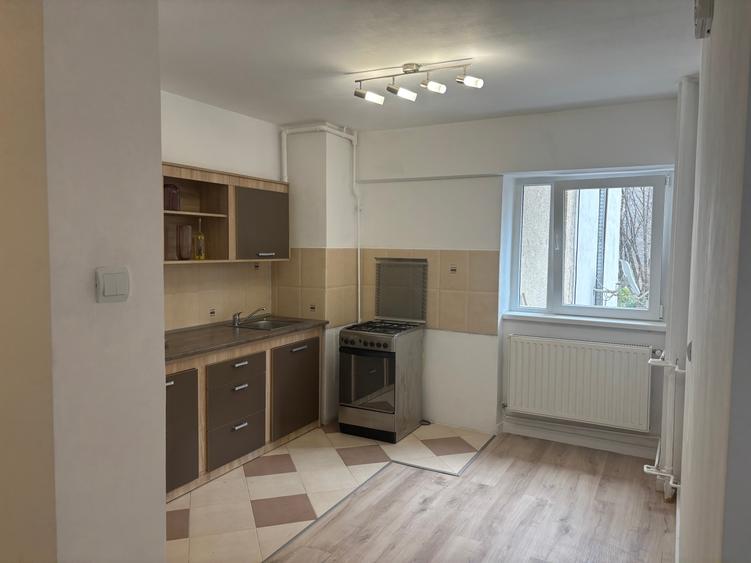 Apartament cu 4 camere decomandat în Tineretului