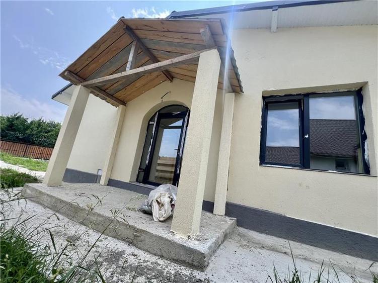 Casă cu 3 camere cu Canalizare în Voinești