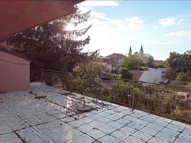 Casă individuală cu 5 camere cu Canalizare în Central