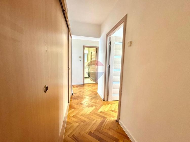 Apartament cu 4 camere decomandat, mobilat în Central