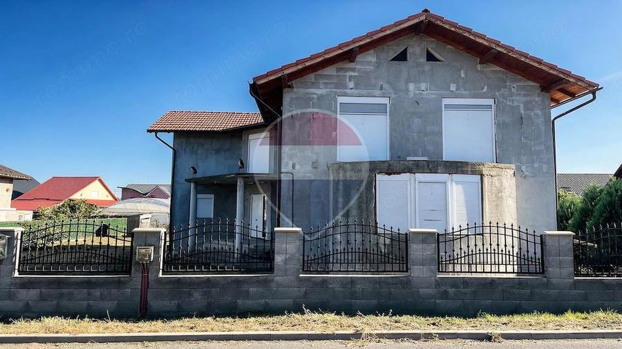 Casă cu 6 camere cu Teren 812 Mp în Cornești