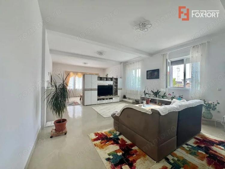 Casă cu 9 camere cu Teren 578 Mp în Ghiroda