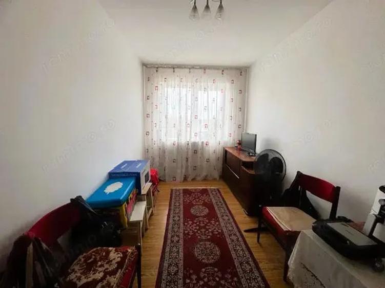 Apartament cu 4 camere decomandat în Drăgănești-Olt
