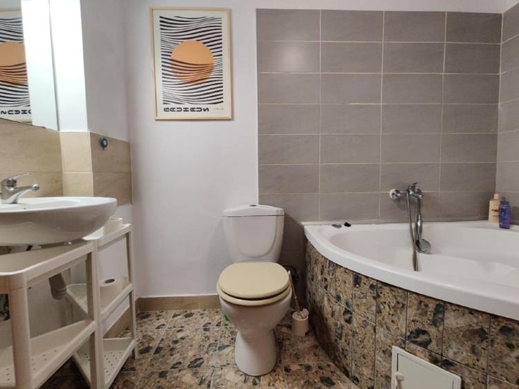 Apartament cu 3 camere semidecomandat, mobilat în Dacia