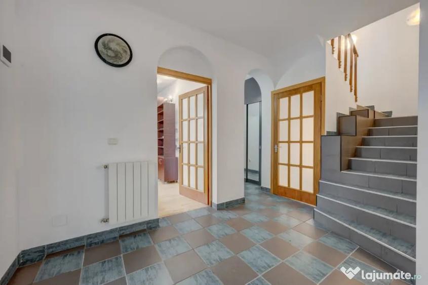 Casă cu 7 camere cu Teren 300 Mp în Uverturii