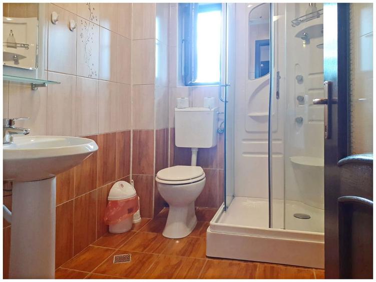 Casă individuală cu 11 camere cu Canalizare în Moieciu de Jos