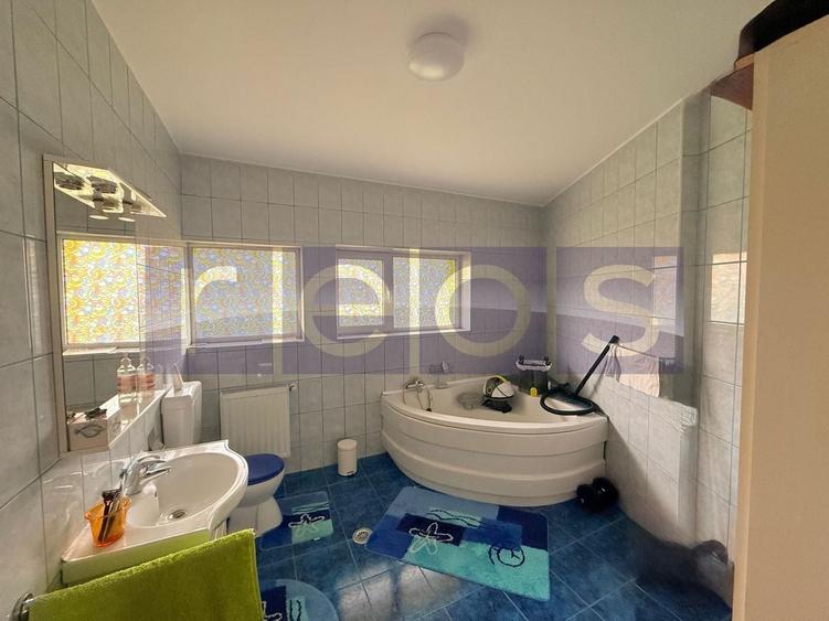 Casă individuală cu 7 camere cu Canalizare în Fundeni