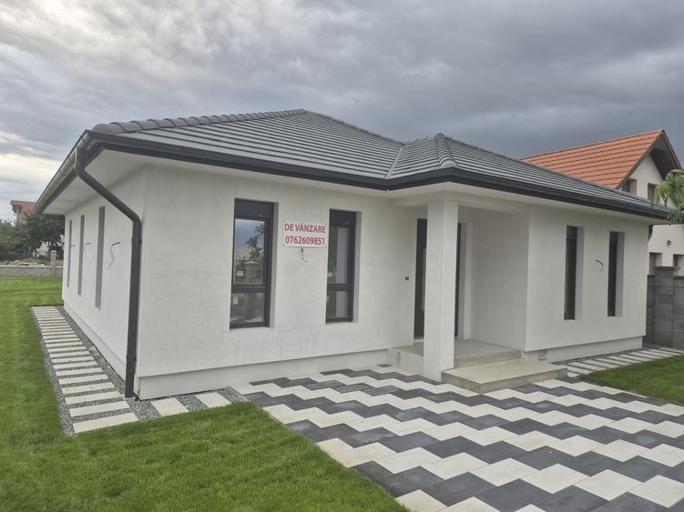 Casă cu 4 camere în Sânleani