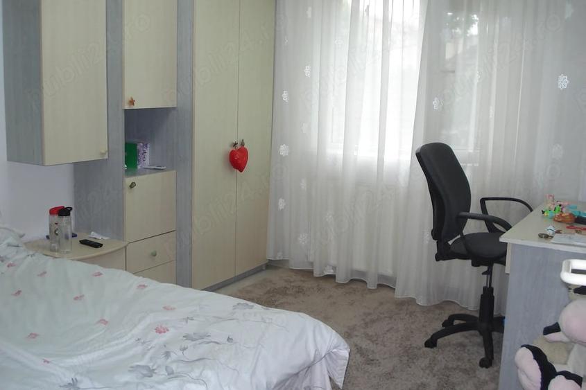 Apartament cu 4 camere decomandat în Lipovei