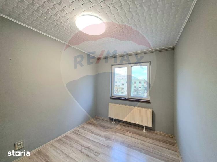 Apartament cu 3 camere semidecomandat în Romanilor