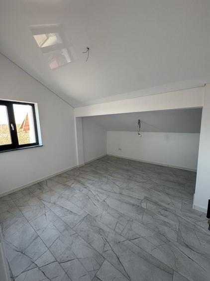 Apartament cu 4 camere decomandat în Bascov