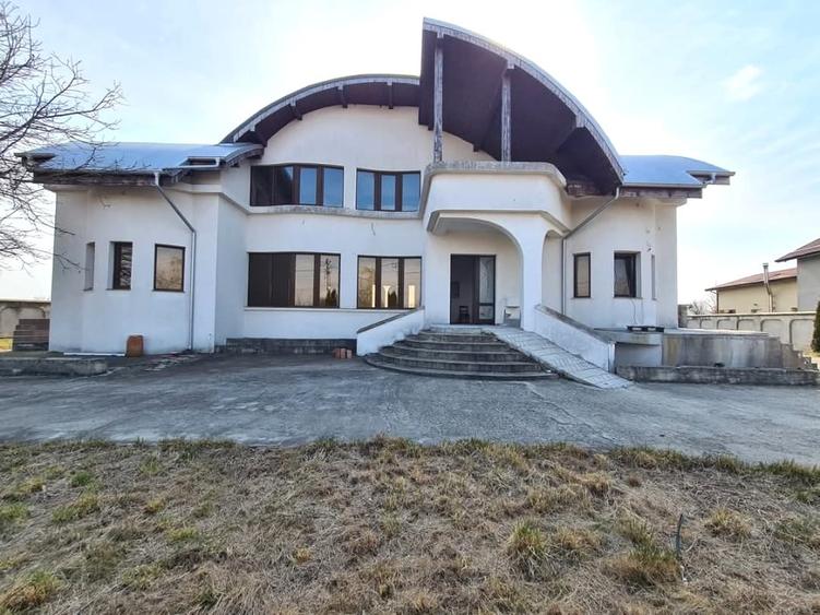 Casă individuală cu 8 camere decomandat cu Canalizare în Tărtășești