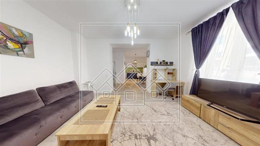 Apartament cu 3 camere semidecomandat în Central