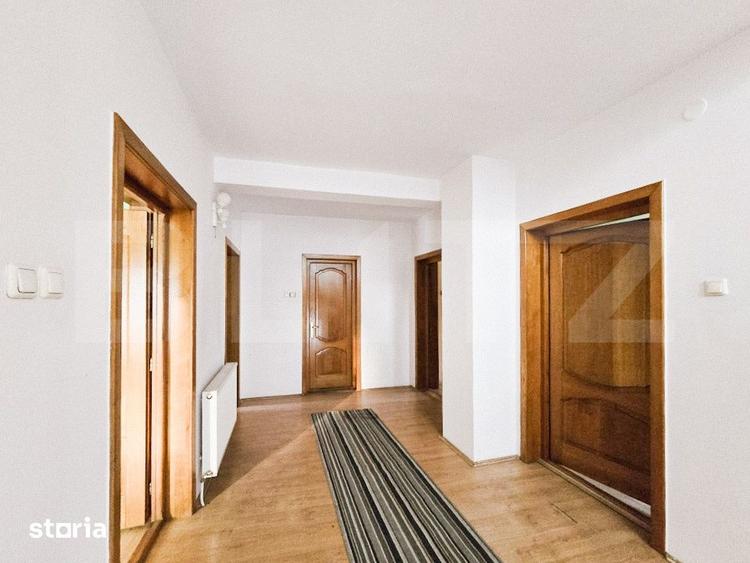 Casă cu 8 camere cu Teren 461 Mp în Gruia