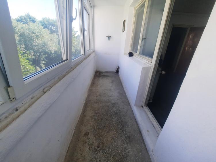 Apartament cu 3 camere decomandat în Berceni