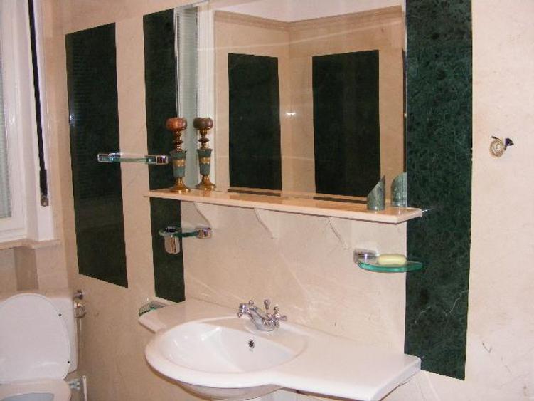 Apartament cu 6 camere decomandat în Capitale
