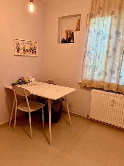 Apartament cu 3 camere semidecomandat în Berceni