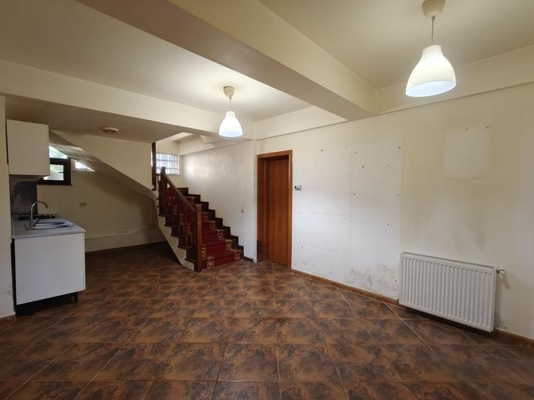 Casă cu 4 camere cu Teren 100 Mp în Central