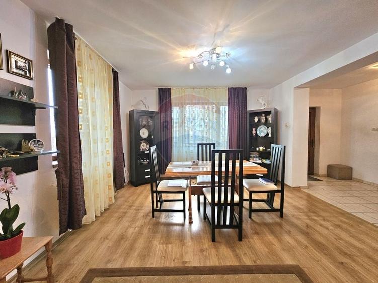 Casă cu 5 camere cu Teren 390 Mp în Lumina