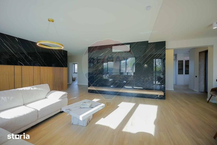 Casă cu 8 camere cu Teren 1100 Mp în Sânmartin