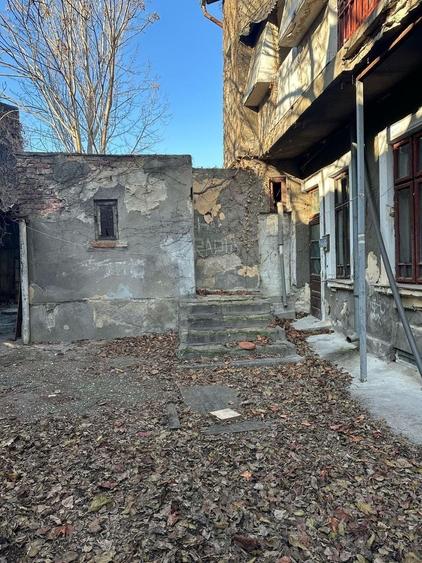 Casă cu 8 camere cu Canalizare în Parcul Carol