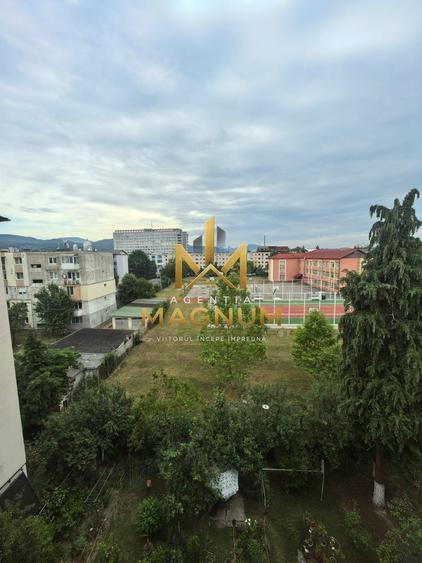 Apartament cu 3 camere semidecomandat în Decebal
