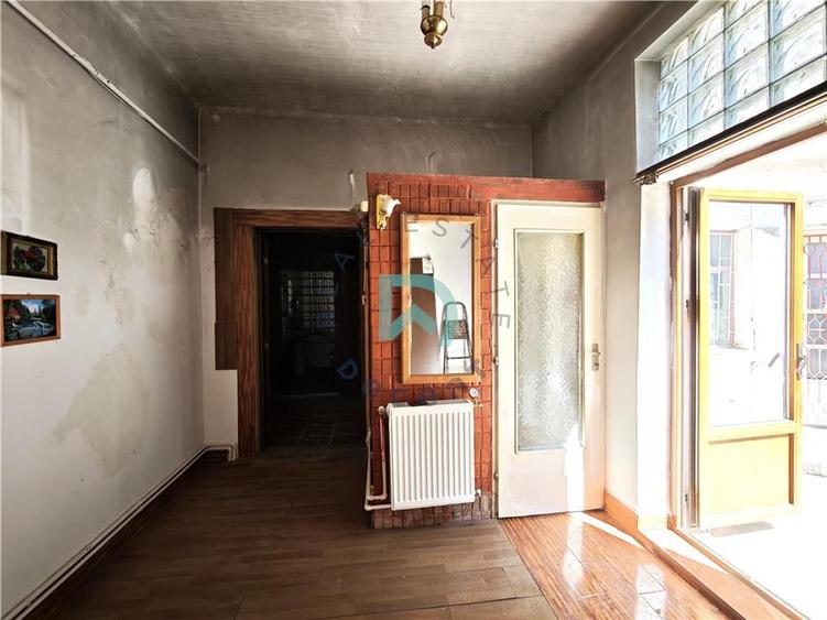 Apartament cu 4 camere semidecomandat în Schei