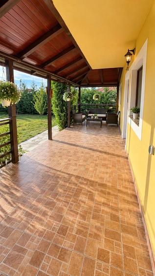 Casă cu 6 camere cu Teren 587 Mp în Sânmihaiu Român