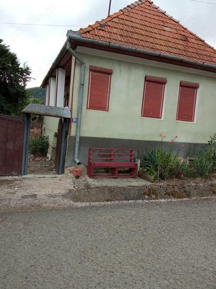 Casă cu 2 camere cu Teren 2000 Mp în Izvoarele (Livezile)