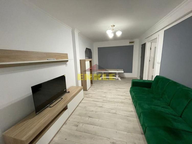 Apartament cu 3 camere semidecomandat în Central