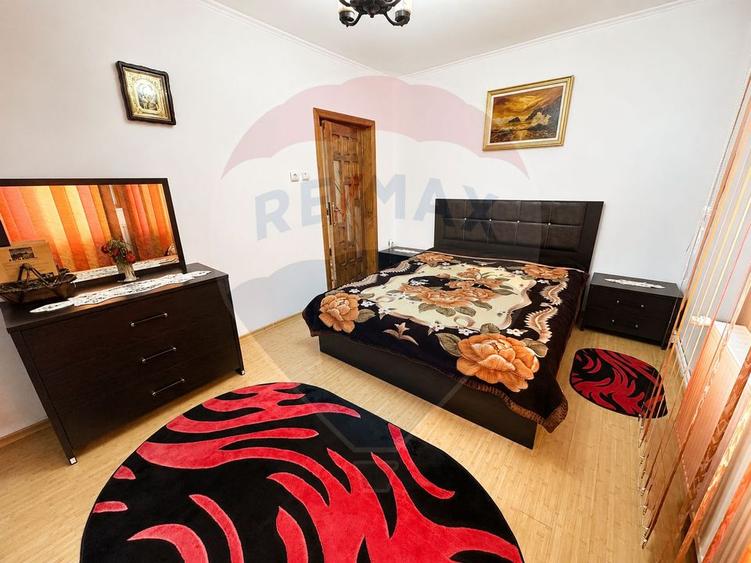 Casă individuală cu 11 camere cu Teren 1010 Mp în Periș