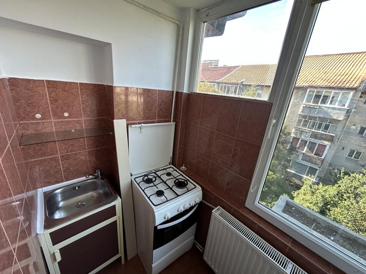 Garsonieră decomandată, mobilată în Lunei