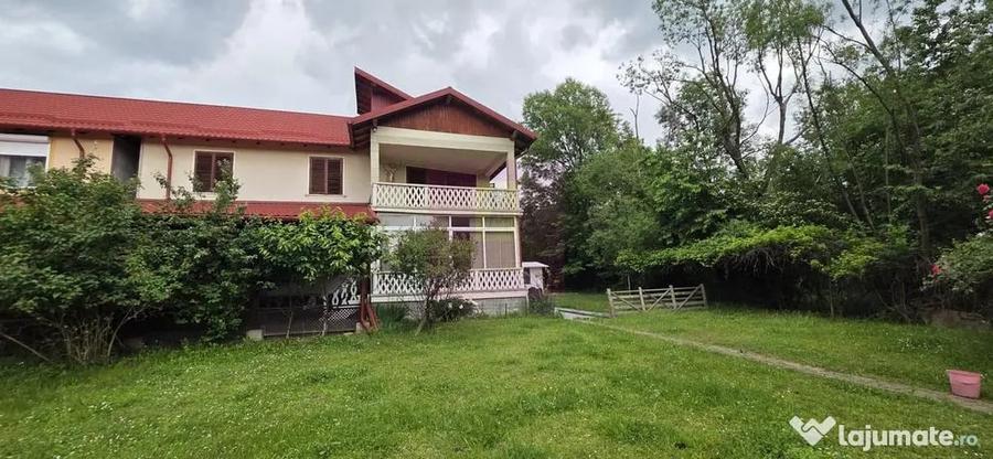 Casă cu 6 camere cu Teren 1000 Mp în Cornu