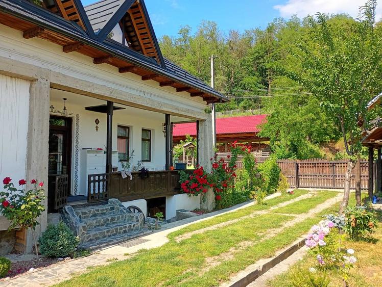 Casă cu 4 camere în Stroești
