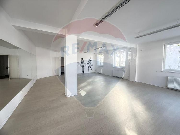 Apartament cu 5 camere semidecomandat în Vest