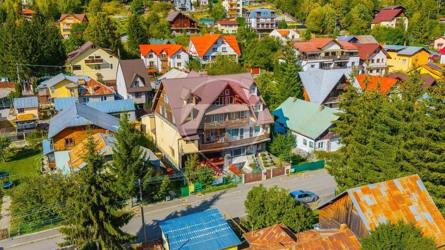 Casă individuală cu 10 camere cu Piscina în Satu Nou