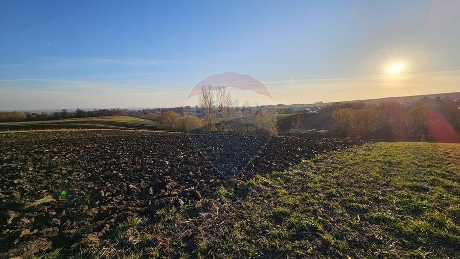 Teren agricol extravilan de 6100 mp, în Stroiești