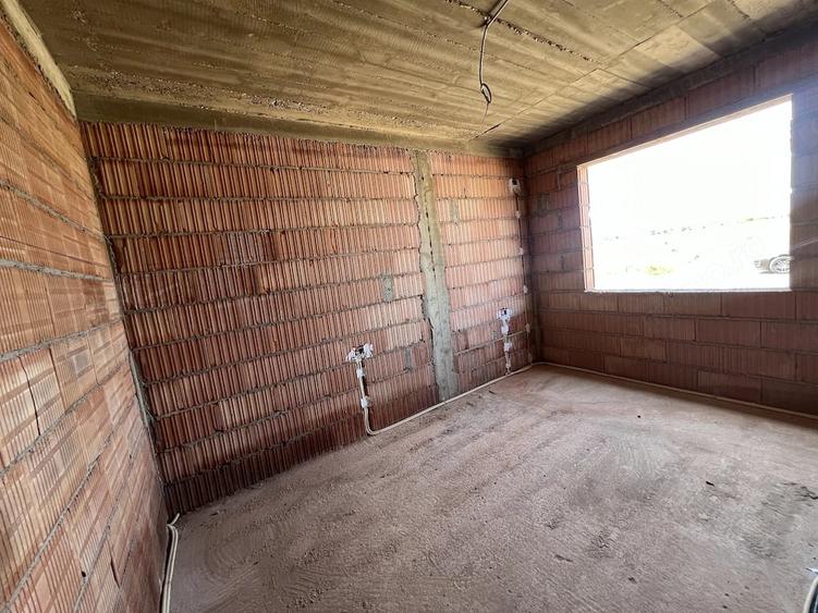 Casă cu 5 camere cu Teren 300 Mp în Ghiroda