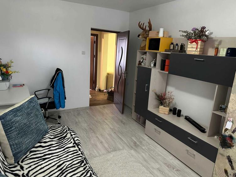 Apartament cu 4 camere decomandat în Micro 17
