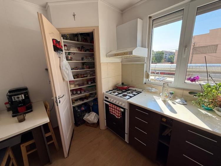 Apartament cu 4 camere decomandat, mobilat în Rogerius