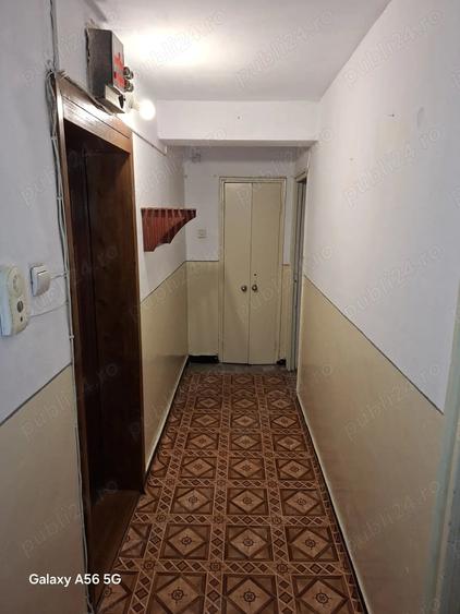 Apartament cu 3 camere semidecomandat în Cet