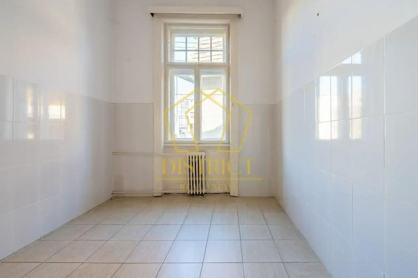Casă individuală cu 30 camere cu Canalizare în Central