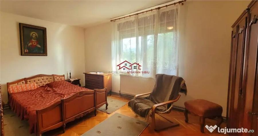 Casă cu 5 camere cu Teren 705 Mp în Central